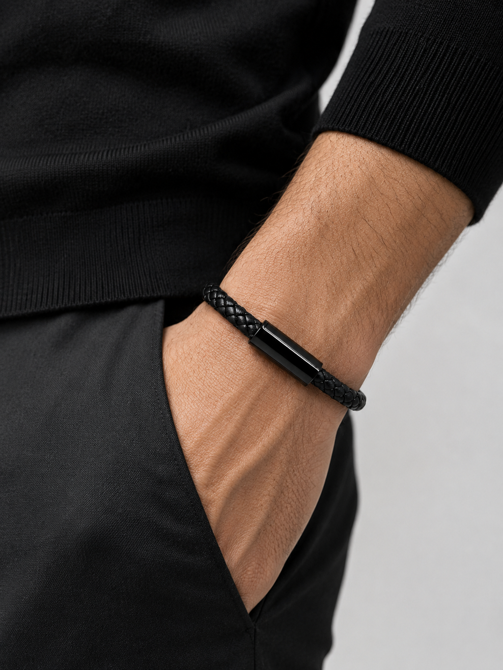Man wearing the Barutti black braided leather bracelet on the wrist